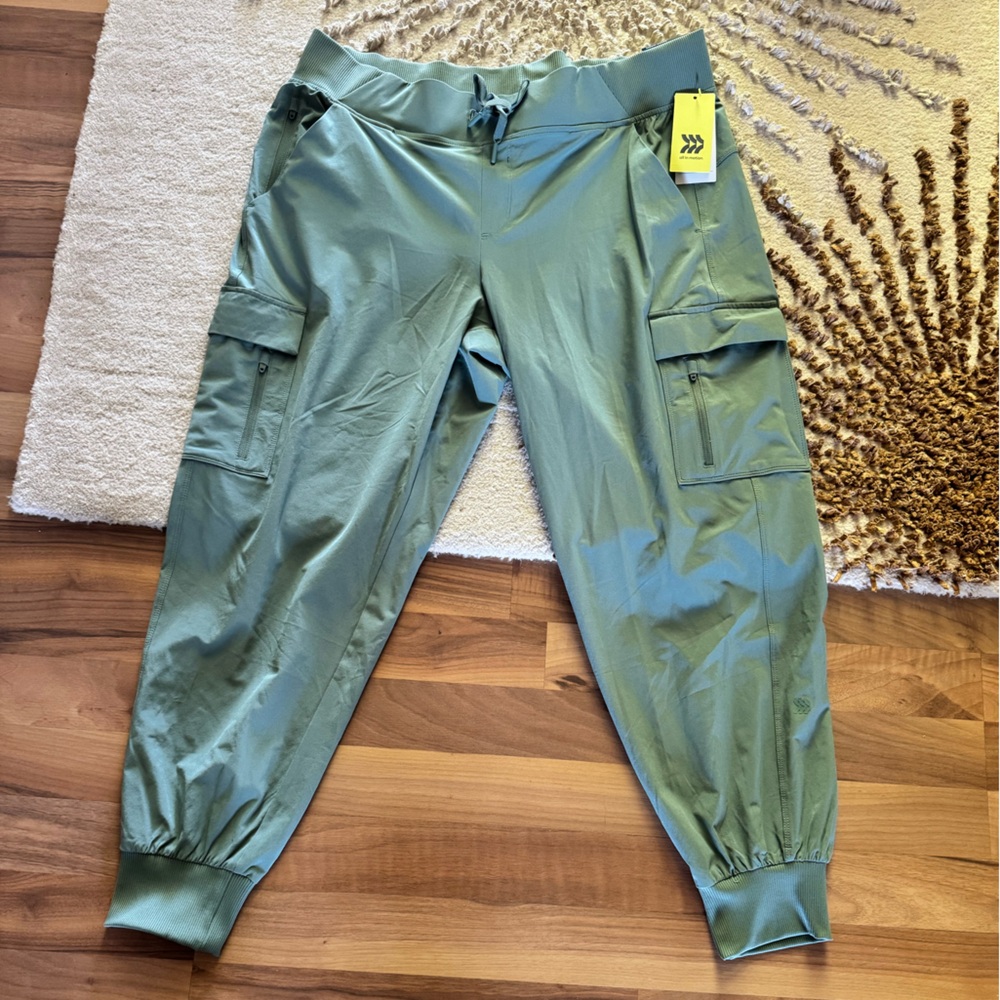 All in Motion Cargo Joggers- large - nwt